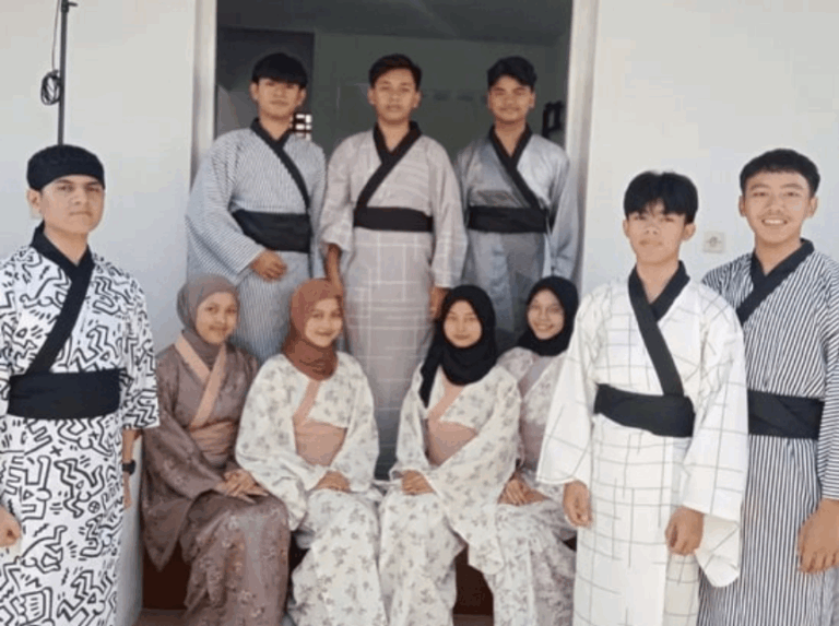 Suasana siswa sedang belajar bahasa Jepang dari nol di kelas